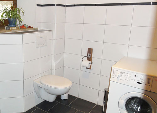 Bad und Toilette in der Erdgeschosswohnung