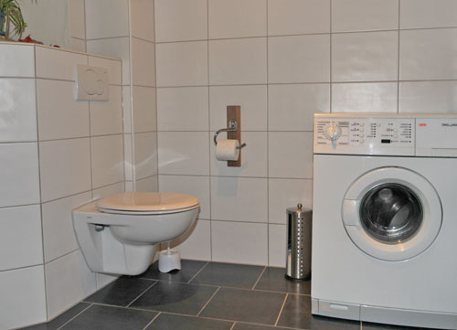 Gesonderte Toilette mit Waschmaschine